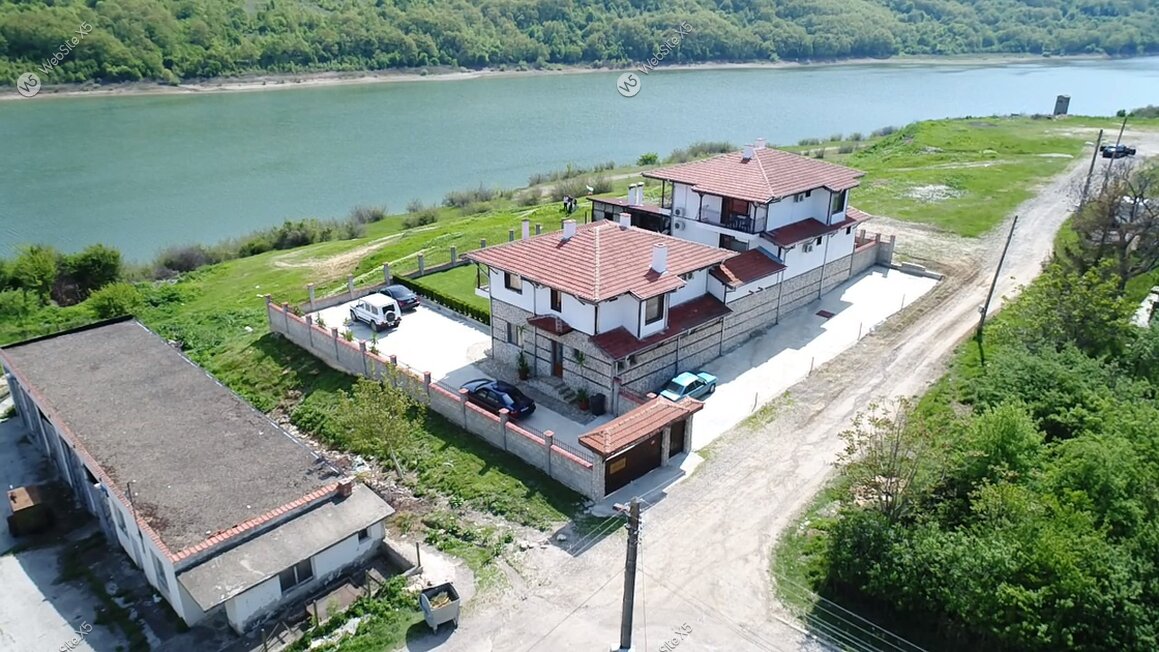 Панорамна гледка към язовира и планината